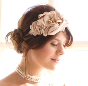 coafura de mireasa - Pagina 2 Cream-floral-bridal-hair-accessory